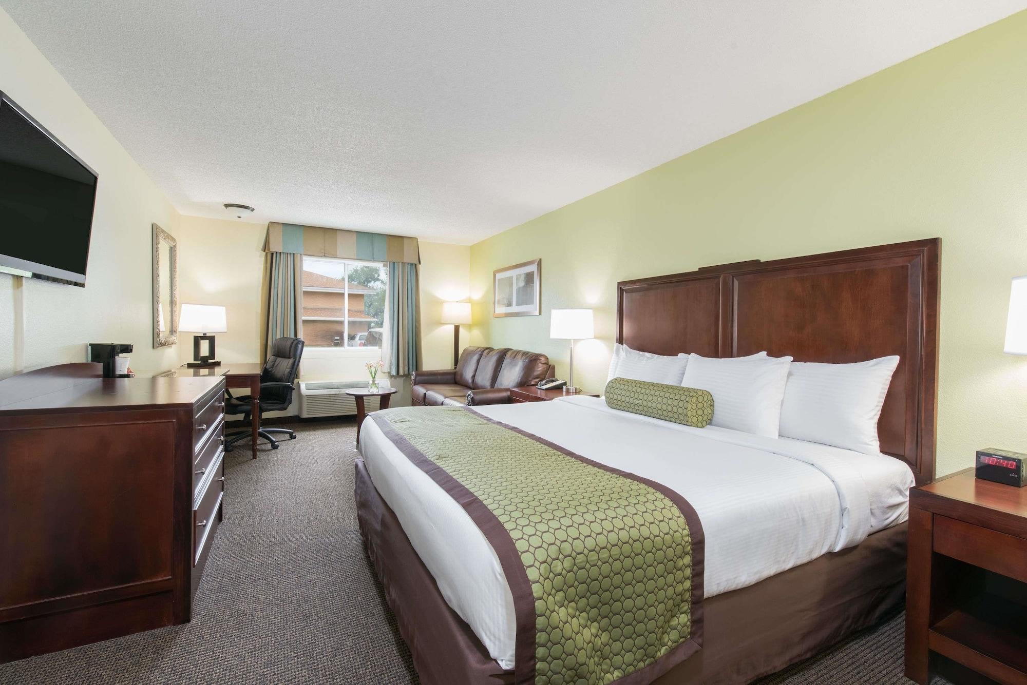 Baymont By Wyndham Pierre Hotel Exterior photo