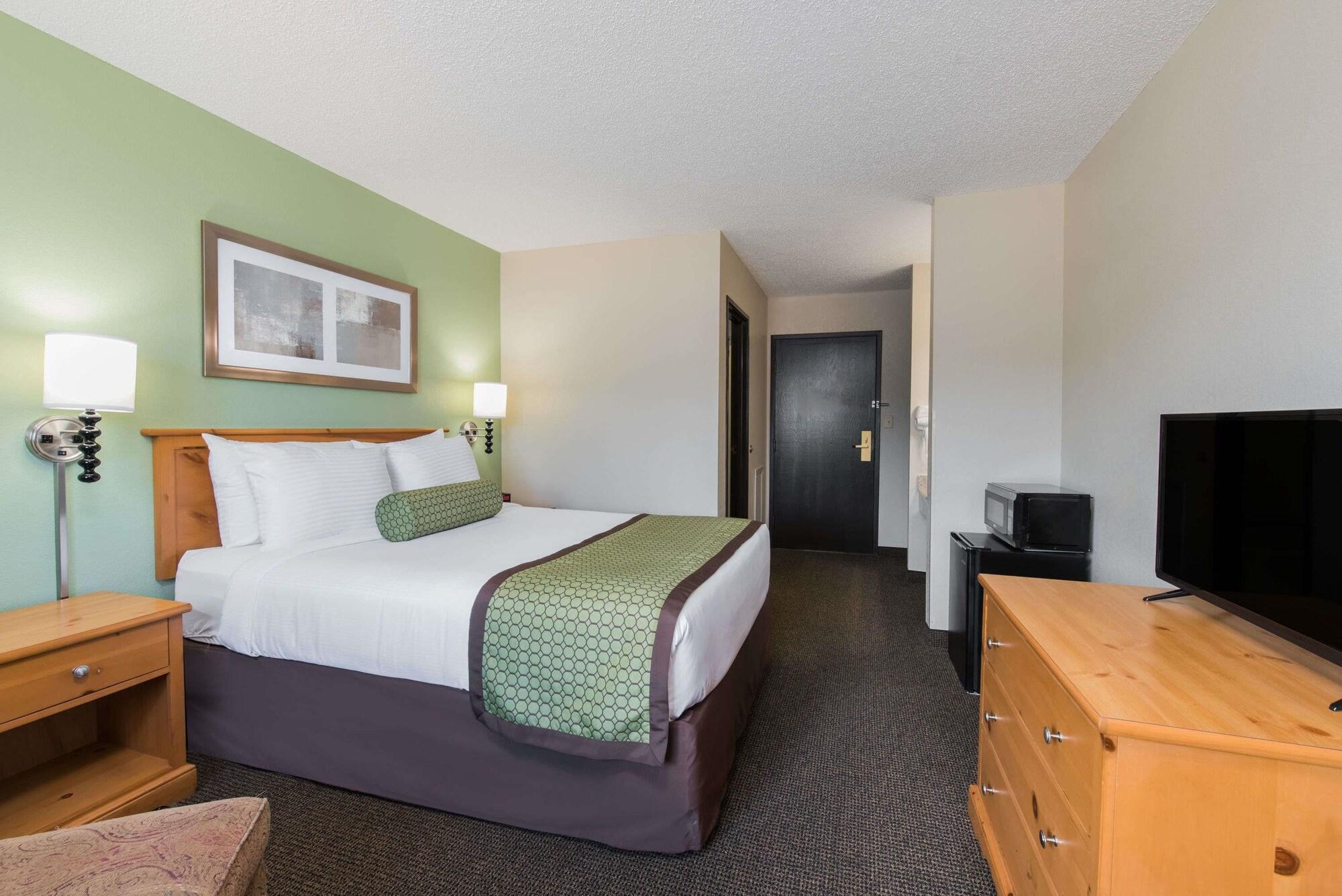 Baymont By Wyndham Pierre Hotel Exterior photo
